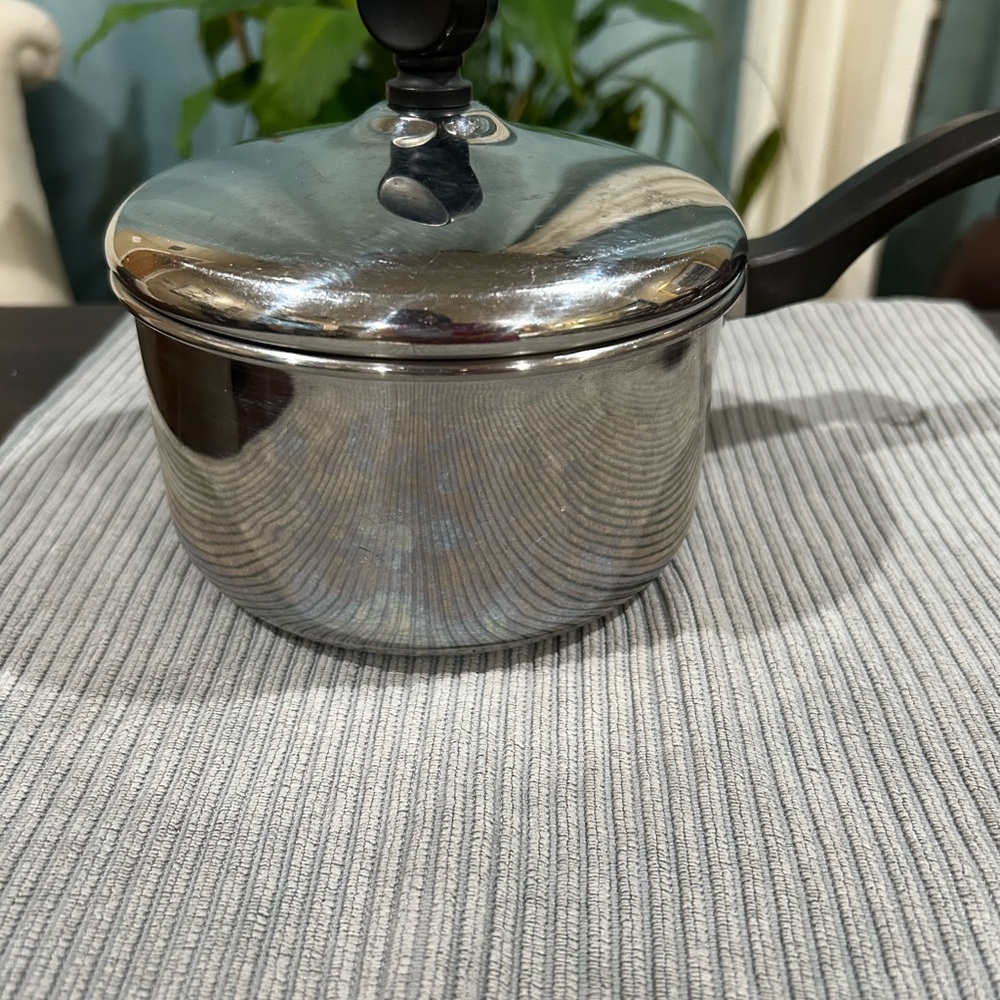 Farberware Silver Saucepan with Black Handle
Sizes:  1 quart & 2 quart - Picture 8 of 11